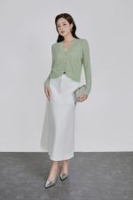 High-quality thin wool fabric sweater with V-neck slit and fashionable stone buttons