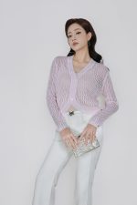 High-quality thin wool fabric sweater with V-neck slit and fashionable stone buttons