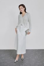 High-quality thin wool fabric sweater with V-neck slit and fashionable stone buttons