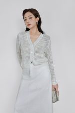 High-quality thin wool fabric sweater with V-neck slit and fashionable stone buttons