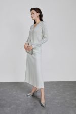 High-quality thin wool fabric sweater with V-neck slit and fashionable stone buttons