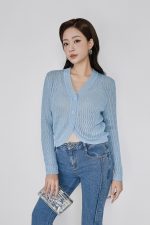 High-quality thin wool fabric sweater with V-neck slit and fashionable stone buttons