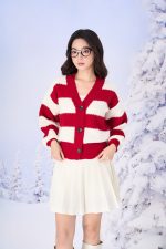 High-quality wool coat with V-neck, puffed sleeves, slim hem, fashionable style
