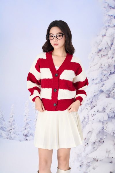 High-quality wool coat with V-neck, puffed sleeves, slim hem, fashionable style