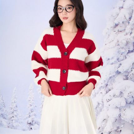 High-quality wool coat with V-neck, puffed sleeves, slim hem, fashionable style