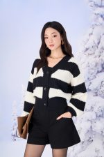 High-quality wool coat with V-neck, puffed sleeves, slim hem, fashionable style