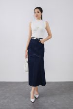High-quality wool knitted T-shirt with high neckline and chest attached to fashion accessories