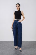 High-quality wool knitted T-shirt with high neckline and chest attached to fashion accessories