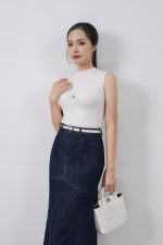 High-quality wool knitted T-shirt with high neckline and chest attached to fashion accessories