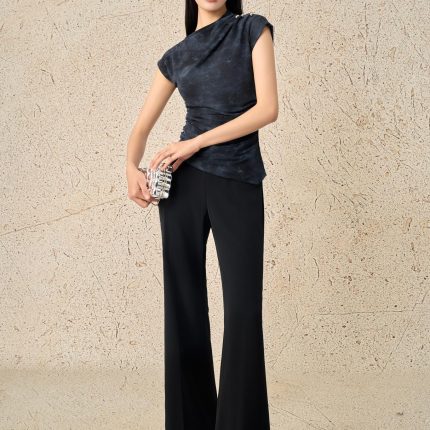 High-quality wool knitted T-shirt with round neck, shoulder-shaped shoulder pattern, rhinestoned hem, fashionable bias hem