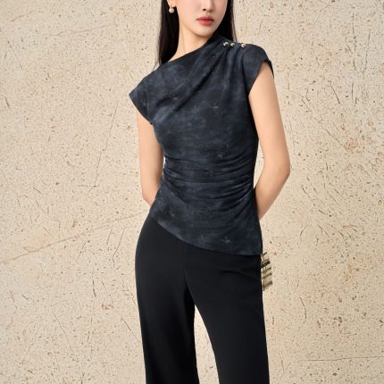 High-quality wool knitted T-shirt with round neck, shoulder-shaped shoulder pattern, rhinestoned hem, fashionable bias hem