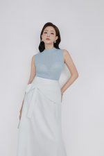 High-quality wool sweater with stretchy, sleeveless high neck fashion