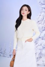 High-quality wool sweater with turned-down collar and long sleeves, styled with elastic hem