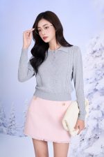 High-quality wool sweater with turned-down collar and long sleeves, styled with elastic hem