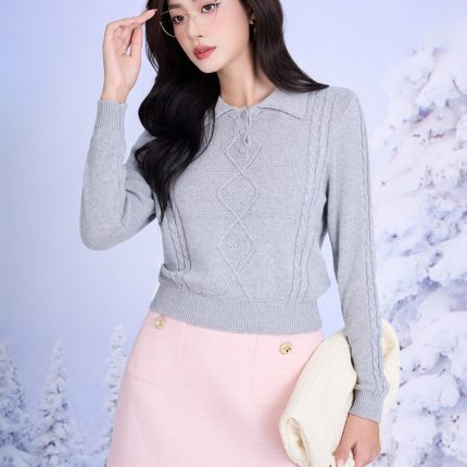 High-quality wool sweater with turned-down collar and long sleeves, styled with elastic hem