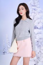 High-quality wool sweater with turned-down collar and long sleeves, styled with elastic hem
