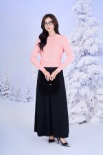High-quality wool sweater with turned-down collar and long sleeves, styled with elastic hem
