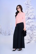 High-quality wool sweater with turned-down collar and long sleeves, styled with elastic hem