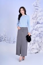 High-quality wool sweater with turned-down collar and long sleeves, styled with elastic hem