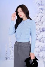 High-quality wool sweater with turned-down collar and long sleeves, styled with elastic hem