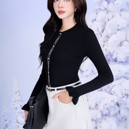 Knitted sweater with round neck, stylized sleeves and fashionable patterns