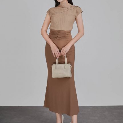 Knitted T-shirt in wrinkled wool fabric with a straight fit, high neck, shoulder-length sleeves, pleated pleated shirt, styled