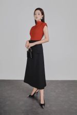 Knitted T-shirt in wrinkled wool fabric with a straight fit, high neck, shoulder-length sleeves, pleated pleated shirt, styled