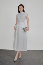 Knitted T-shirt in wrinkled wool fabric with a straight fit, high neck, shoulder-length sleeves, pleated pleated shirt, styled