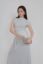 Knitted T-shirt in wrinkled wool fabric with a straight fit, high neck, shoulder-length sleeves, pleated pleated shirt, styled