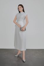 Knitted T-shirt in wrinkled wool fabric with a straight fit, high neck, shoulder-length sleeves, pleated pleated shirt, styled