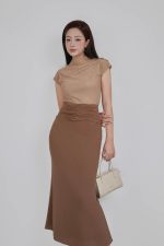 Knitted T-shirt in wrinkled wool fabric with a straight fit, high neck, shoulder-length sleeves, pleated pleated shirt, styled