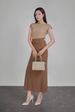 Knitted T-shirt in wrinkled wool fabric with a straight fit, high neck, shoulder-length sleeves, pleated pleated shirt, styled