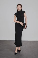 Knitted T-shirt in wrinkled wool fabric with a straight fit, high neck, shoulder-length sleeves, pleated pleated shirt, styled