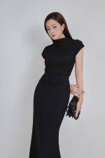 Knitted T-shirt in wrinkled wool fabric with a straight fit, high neck, shoulder-length sleeves, pleated pleated shirt, styled