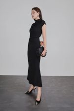 Knitted T-shirt in wrinkled wool fabric with a straight fit, high neck, shoulder-length sleeves, pleated pleated shirt, styled