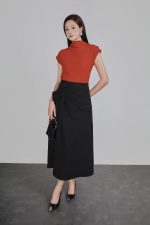 Knitted T-shirt in wrinkled wool fabric with a straight fit, high neck, shoulder-length sleeves, pleated pleated shirt, styled