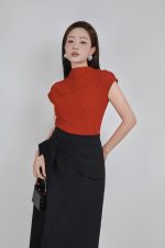 Knitted T-shirt in wrinkled wool fabric with a straight fit, high neck, shoulder-length sleeves, pleated pleated shirt, styled