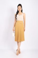 Silk two-piece shirt with loose-fitting collar and style