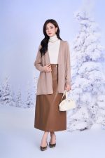 Slim wool coat with long sleeves and fashionable side slits