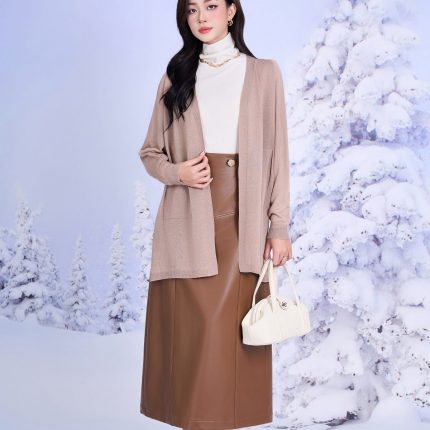 Slim wool coat with long sleeves and fashionable side slits