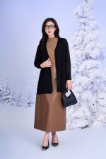 Slim wool coat with long sleeves and fashionable side slits