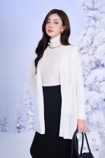 Slim wool coat with long sleeves and fashionable side slits