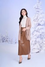 Slim wool coat with long sleeves and fashionable side slits