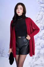 Slim wool coat with long sleeves and fashionable side slits