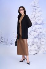 Slim wool coat with long sleeves and fashionable side slits