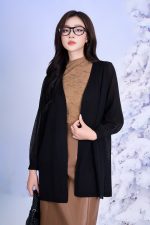 Slim wool coat with long sleeves and fashionable side slits