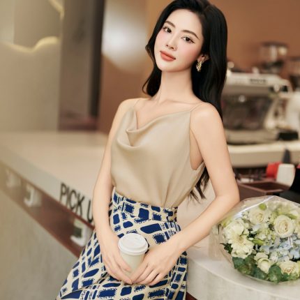 Straight silk two-piece shirt with scoop neck styling