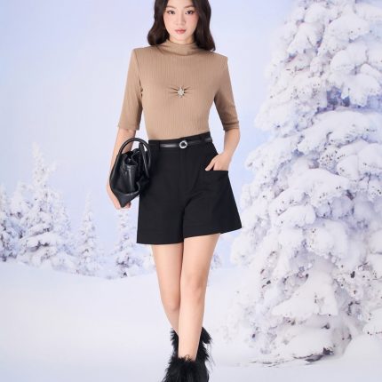 Wool knitted shirt with high neckline and fashionable metal body