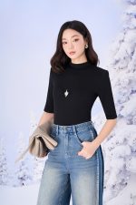 Wool knitted shirt with high neckline and fashionable metal body