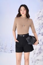 Wool knitted shirt with high neckline and fashionable metal body